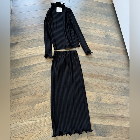 New plisse top + skirt set as seen on Elsa Hosk - Picture 3 of 4